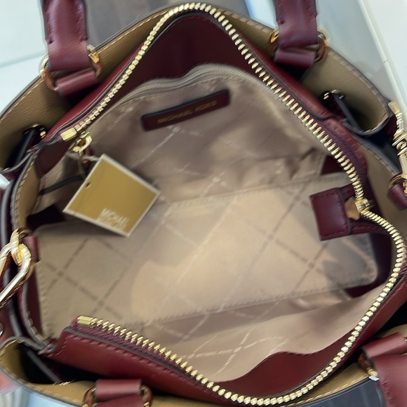 Michael Kors Reed Small Satchel Crossbody Center Zip Bag
Color: OXBLOOD 
NWT - Picture 15 of 16